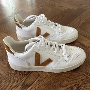 Veja V-10 Women’s Sneaker size US 9